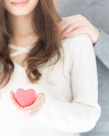 ハートを持った女性と支える男性