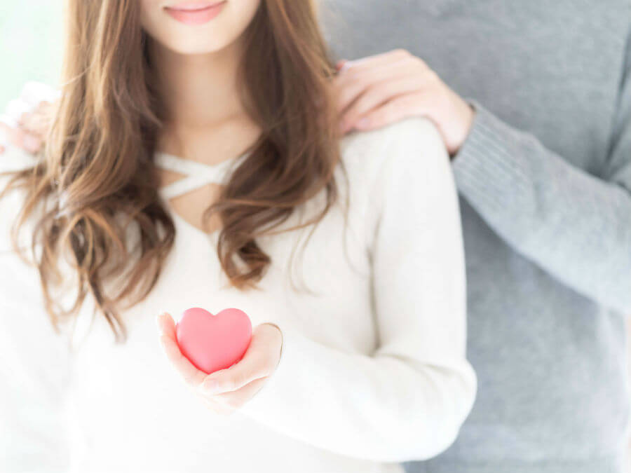 ハートを持った女性と支える男性