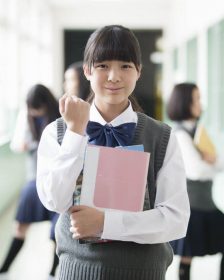 女子高生がこちらを見てガッツポーズをしている様子
