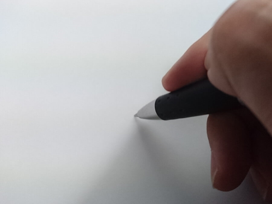 紙に文字を書く