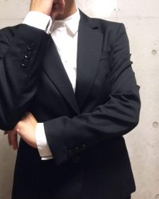 考えるビジネススーツを着た女性