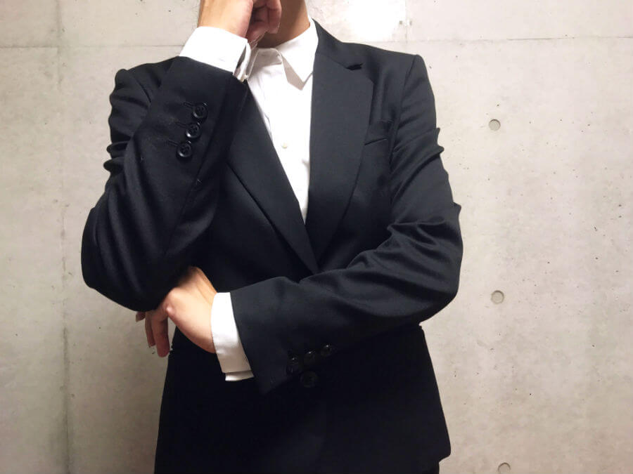 考えるビジネススーツを着た女性