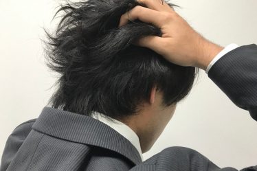 頭を抱える男性