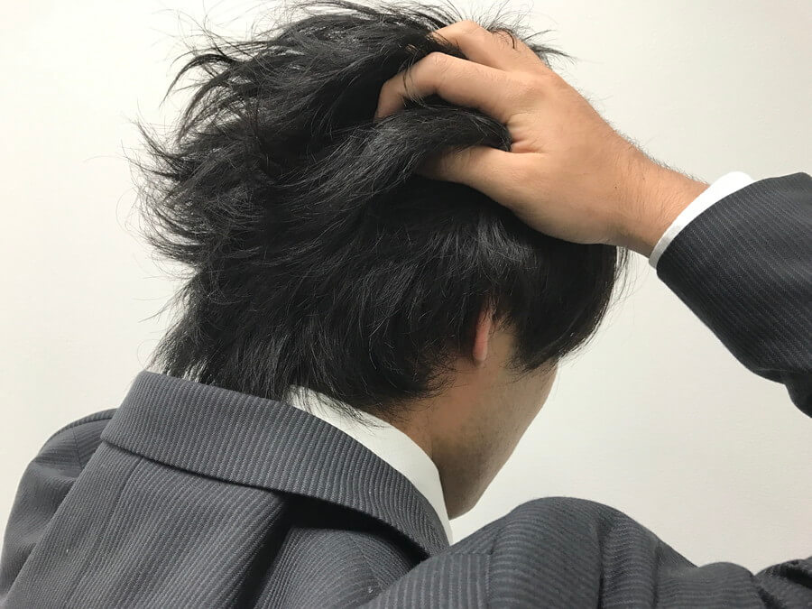 頭を抱える男性